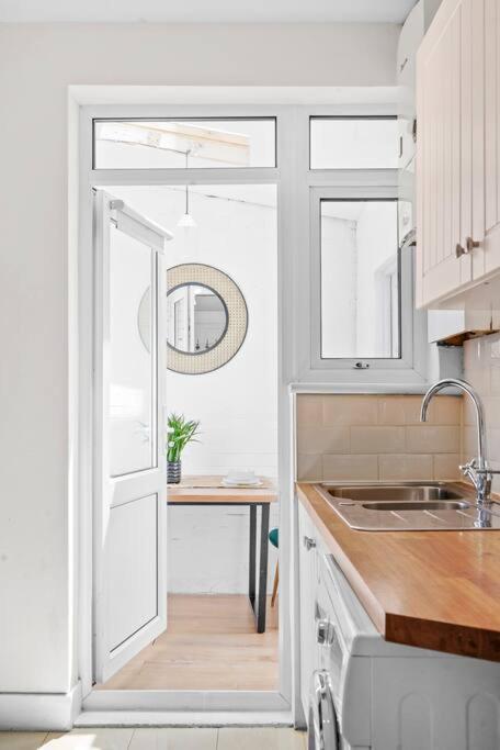 Bright 2 Bed Perfect Central Hub Лондон Екстериор снимка